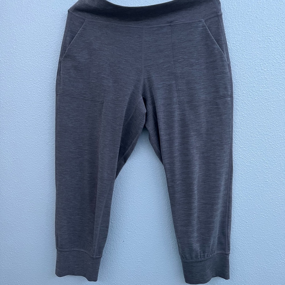Lululemon crop jogger pants size 10